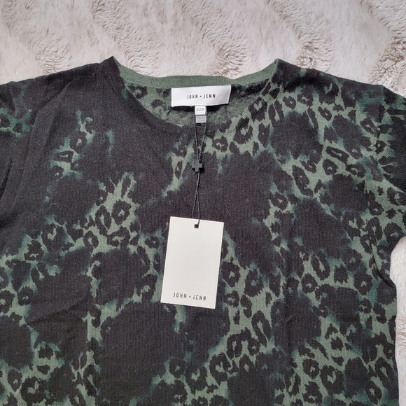 John + Jenn Forest Green Leopard Black Short Sleeve Tshirt NWT Size XS - Picture 2 of 12